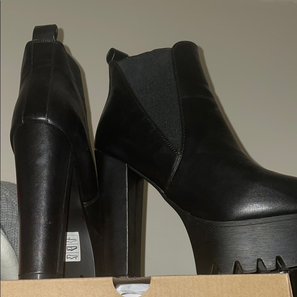 INCREDIBLE BLACK BOOTIES